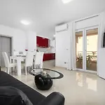 Διαμέρισμα Stancija Amorozo 5 *