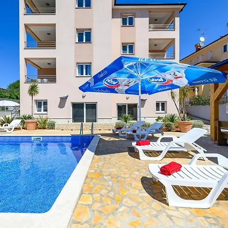 Stancija Amorozo 5 * بوريتش