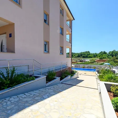شقة Stancija Amorozo 5 *