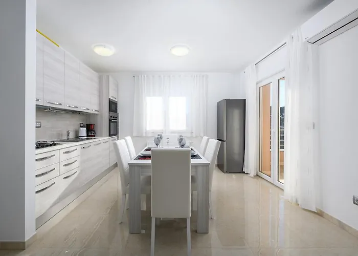 Stancija Amorozo 5 * بوريتش