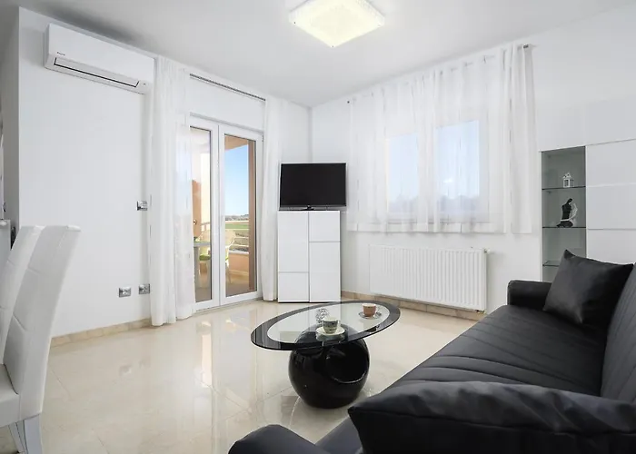Stancija Amorozo 5 * بوريتش