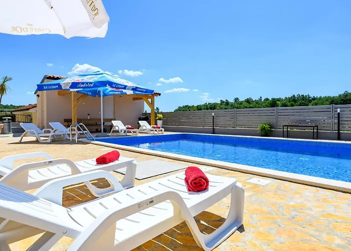 Stancija Amorozo 5 * بوريتش